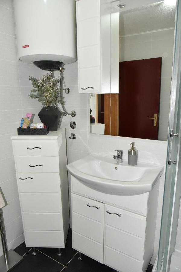 Apartment Bobic Licko Petrovo Selo Ngoại thất bức ảnh